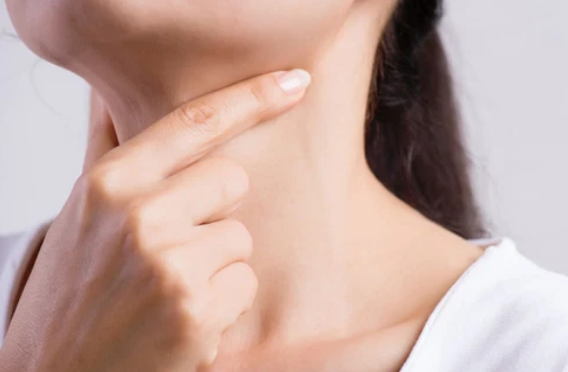 CÁCH TỰ KIỂM TRA TUYẾN GIÁP TẠI NHÀ